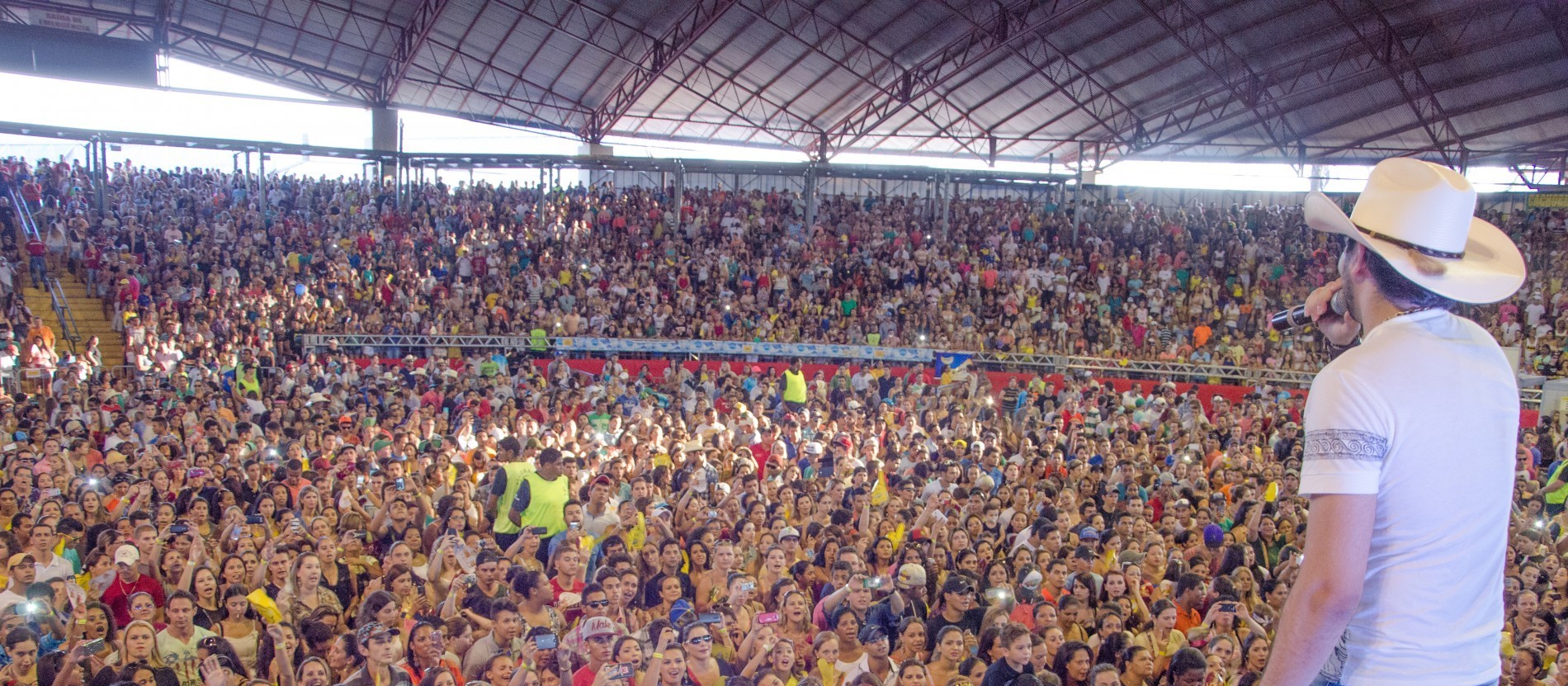 Show de aniversário da Maringá FM arrecada recursos para entidades assistenciais