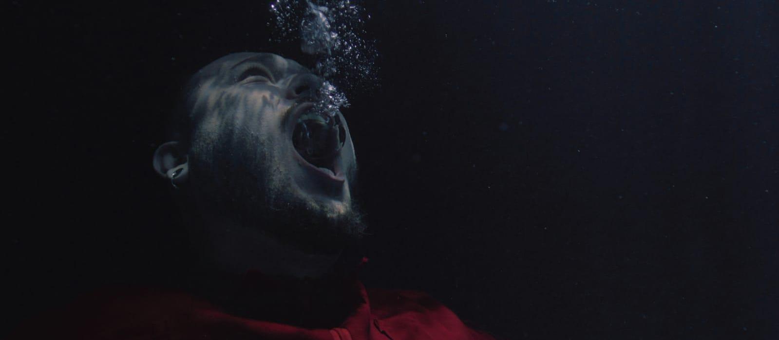 Artista realiza performance no Terminal Urbano nesta sexta-feira (9)