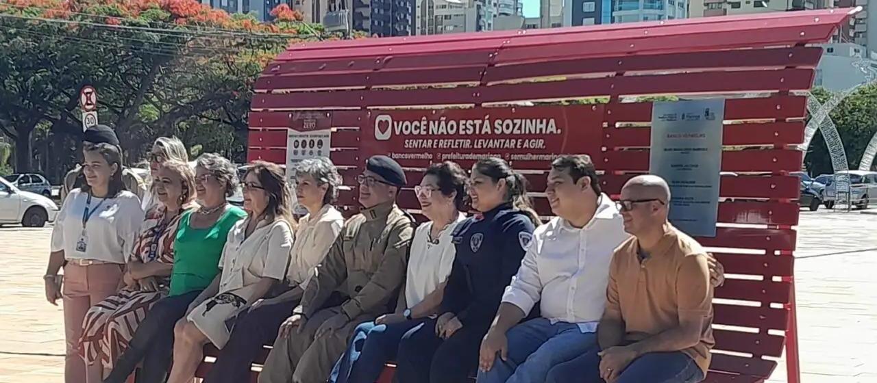 Praça da Catedral de Maringá ganha banco vermelho gigante