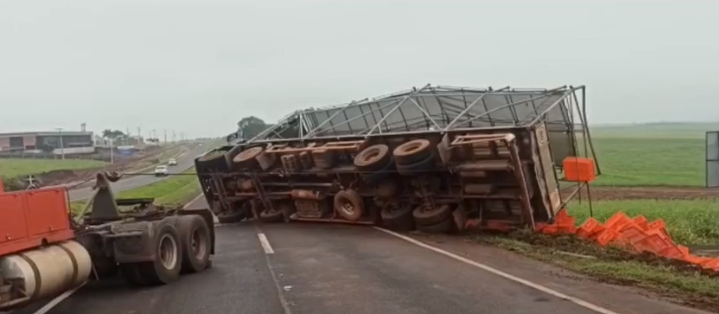 Veja: Carreta tombada é retirada da PR-323