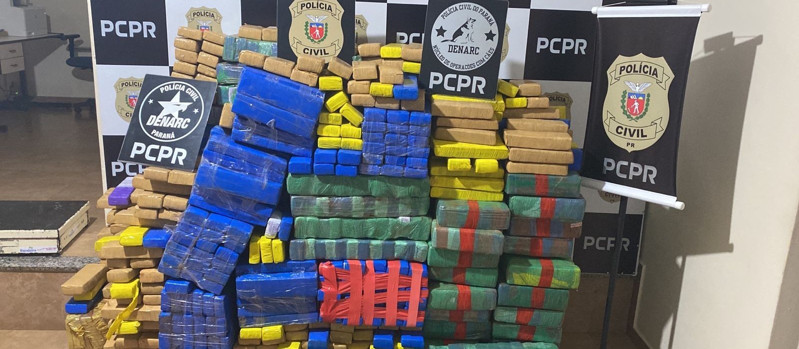 Polícia apreende 750 kg de maconha na carroceria de caminhão, em Maringá