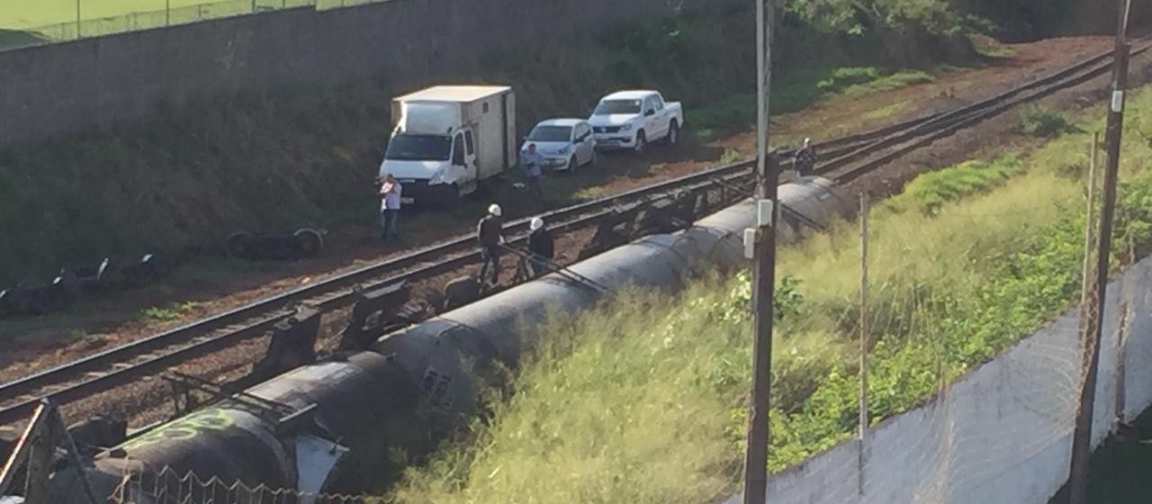 12 vagões carregados com álcool tombam em pátio ferroviário