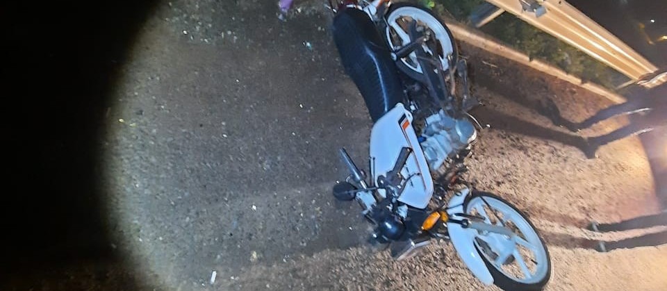 Motocicleta bate em anteparo e motociclista morre na PR-323