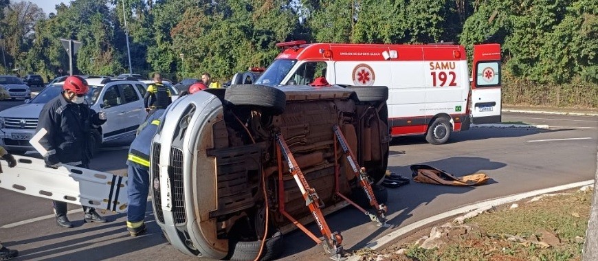 Idoso de 87 anos passa mal e tomba carro na Zona 2, em Maringá