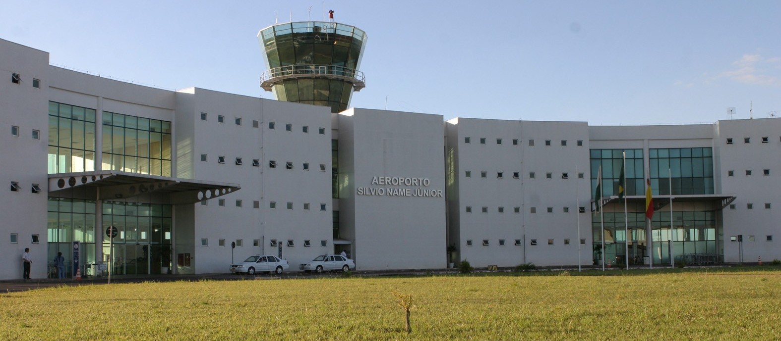 Aeroporto amanhece fechado e voo é deslocado