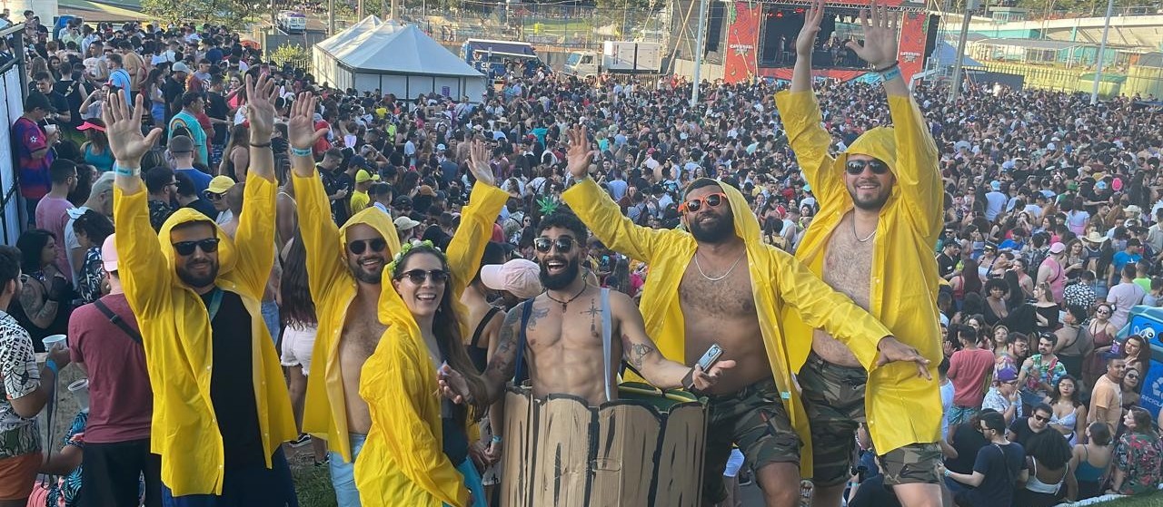 Fantasias simples, mas criativas, roubam a cena no carnaval da Vila Olímpica