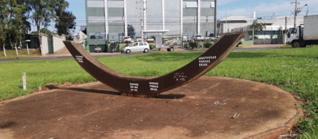 Monumento marca passagem do Trópico de Capricórnio por Maringá