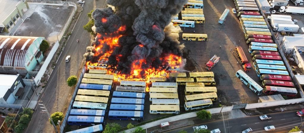 Incêndio atinge garagem da Transportes Coletivos Grande Londrina