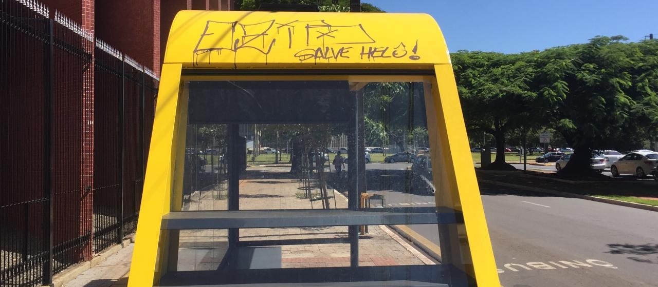 Pontos de ônibus recém-instalados estão sendo alvo de vândalos