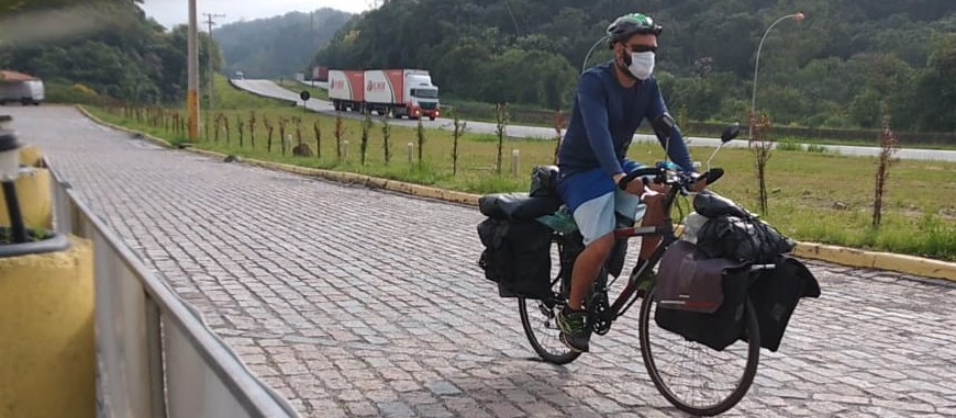 Ciclista que está viajando pelo Brasil de bike passa por Maringá