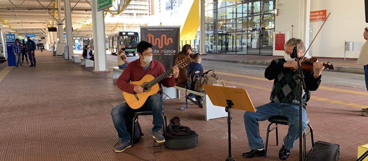 Apresentação de músicos no Terminal Urbano alegra passageiros e funcionários