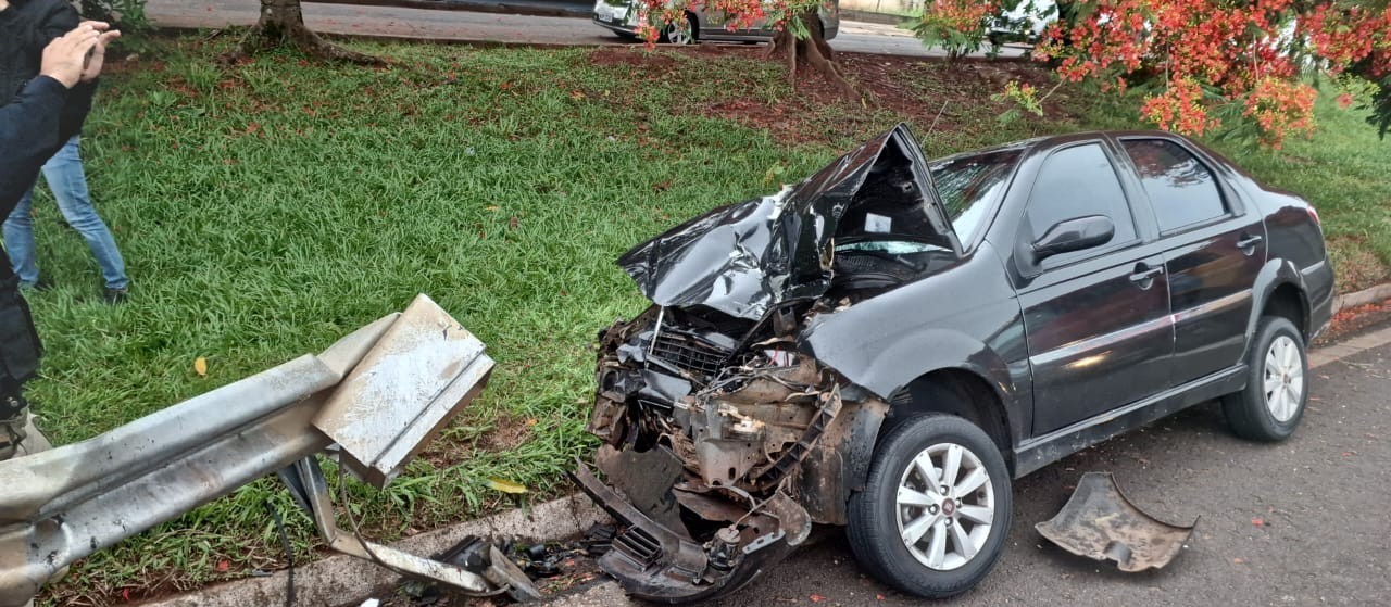 Motorista fica ferido após colidir carro contra barreira de proteção na rodovia