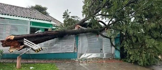 Chuva forte deixa milhares de imóveis sem energia em Maringá