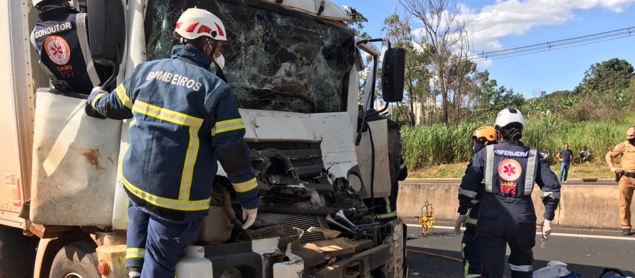 Motorista fica preso às ferragens em acidente na BR-376