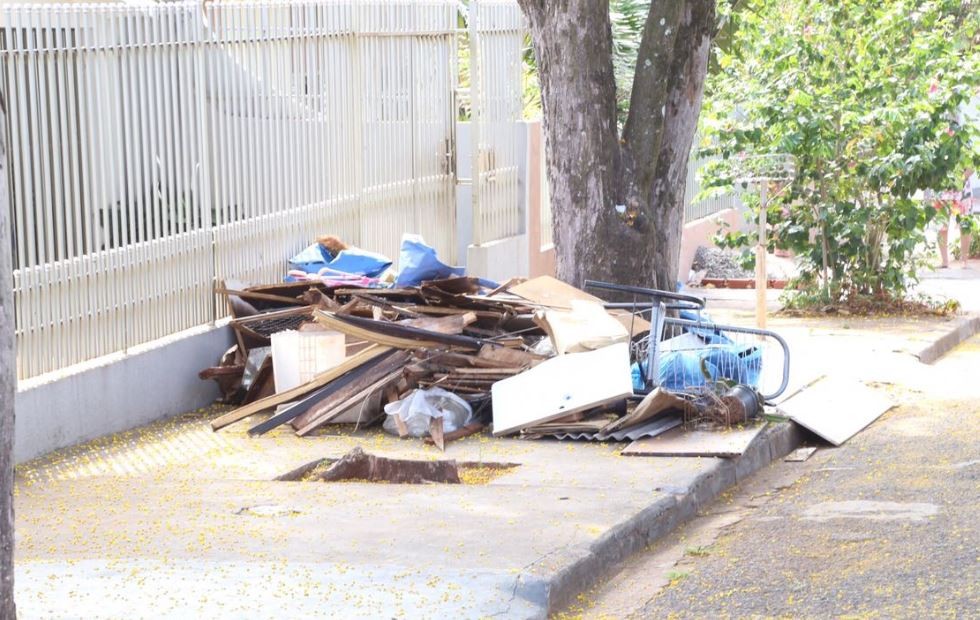 Prefeitura recolhe 31 toneladas de entulho e materiais recicláveis no jardim Universo