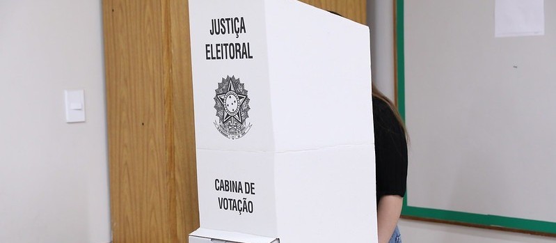 Eleitora tira foto na cabine de votação em Maringá