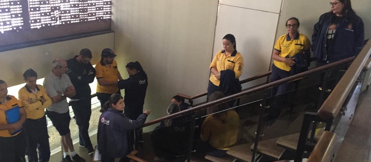 Agentes do Estar entram na fila para serem atendidos pelo prefeito