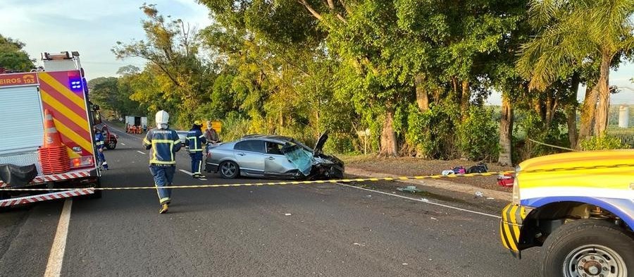 Carro capota após colisão na PR-317; 4 ficam feridos 