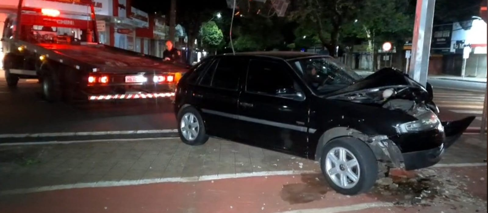 Carro bate contra semáforo da ‘Praça do Peladão’ e deixa trânsito lento