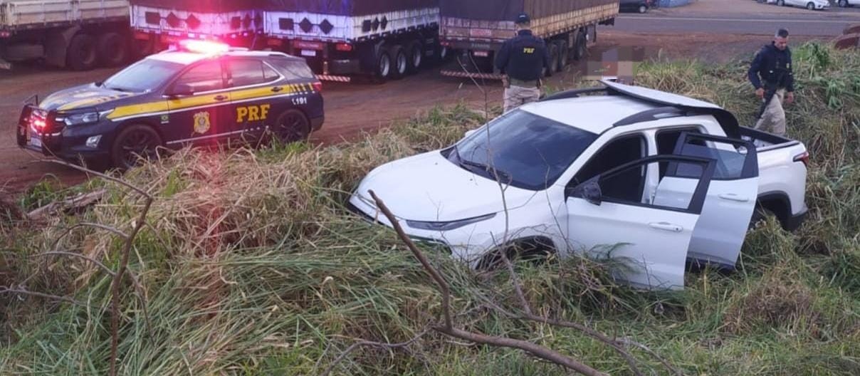 Motorista de caminhonete com 398 kg de maconha foge de abordagem da PRF