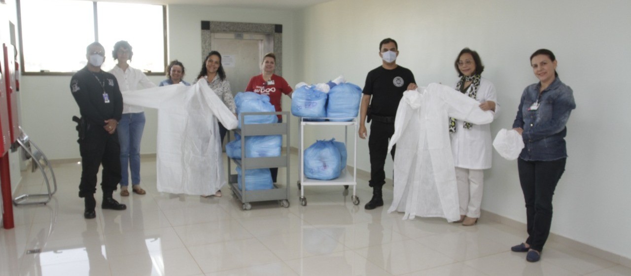 Presos confeccionam máscaras, jalecos, toucas e uniformes