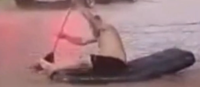 Homem é flagrado ‘remando’ em colchão de ar durante alagamento