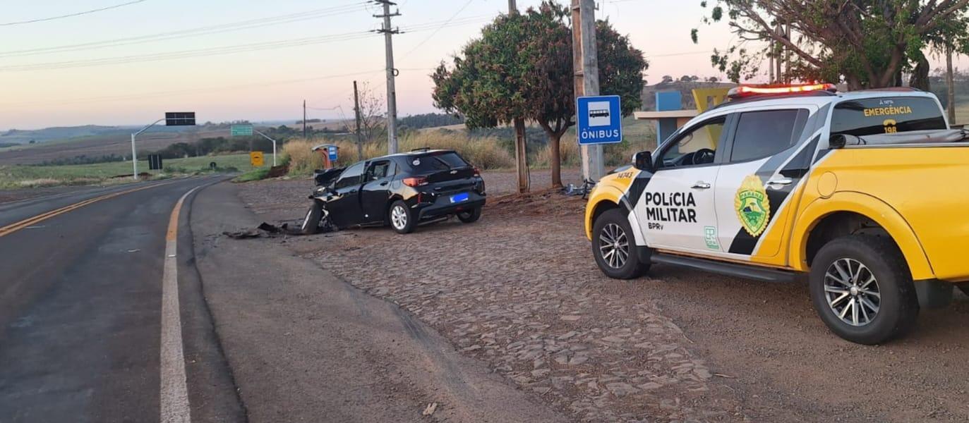 Motorista morre ao bater carro em poste de energia na PRC-369