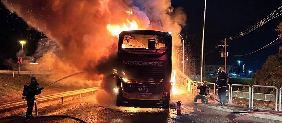 Ônibus que saiu de Umuarama com 45 passageiros pega fogo em SC