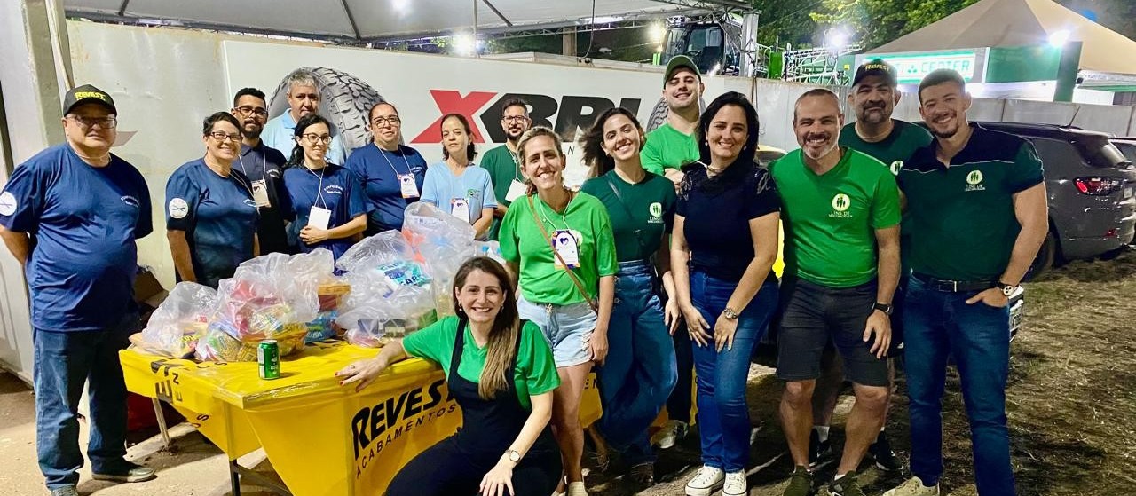 Voluntários de entidades trabalham na arrecadação de donativos