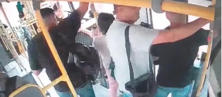 Polícia procura suspeitos de furtar cartões dentro de ônibus coletivo