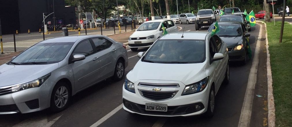 Apoiadores fazem carreata pró-Bolsonaro em Maringá