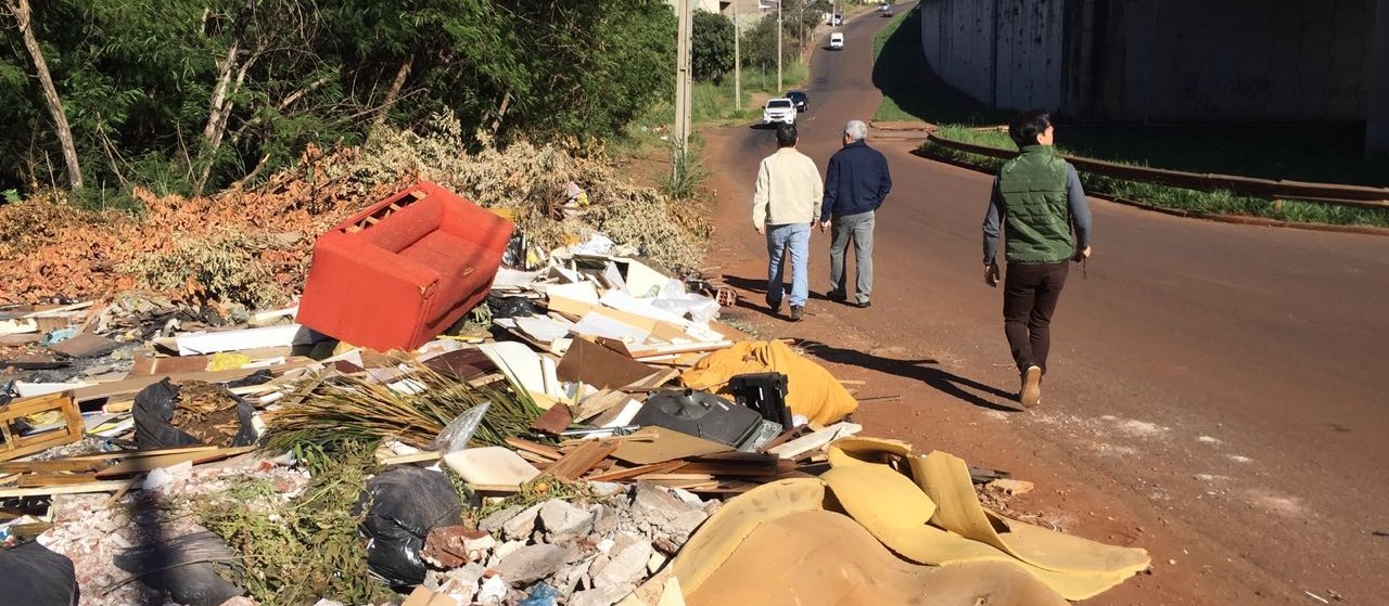 Meio Ambiente vai cercar fundo de vale que virou lixão