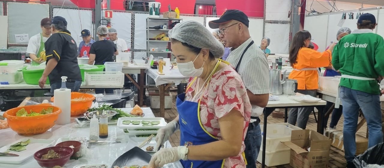 Festival faz sucesso com receitas das “batchans” e adaptações ao paladar 