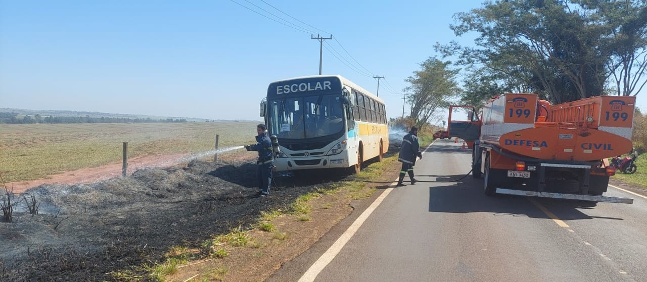 Ônibus escolar pega fogo e chamas se espalham para vegetação