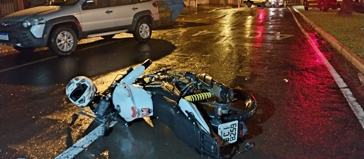 Motociclista fica gravemente ferido após bater em caçamba, em Maringá