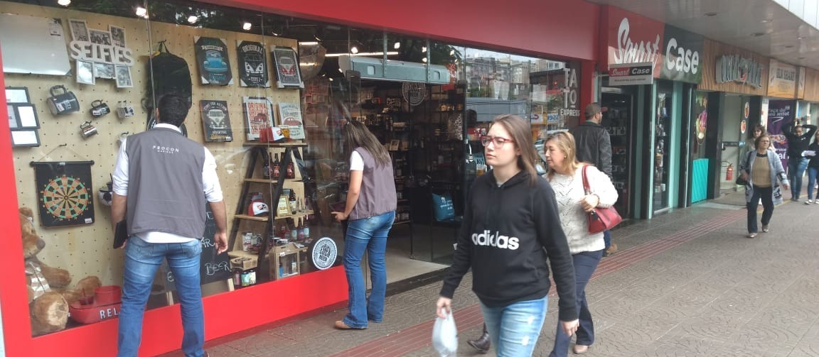 Vitrines de shopping são fiscalizadas durante operação do Dia dos Pais