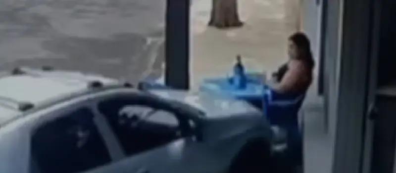 Mulher é atropelada na calçada pelo ex-companheiro; veja o vídeo