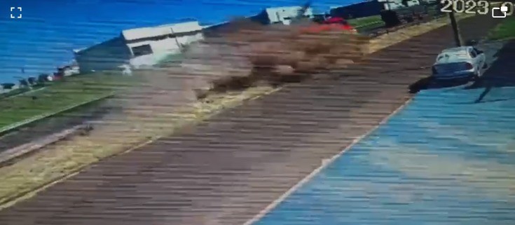 Câmera flagra momento em que caminhão tomba no Contorno Norte; vídeo 