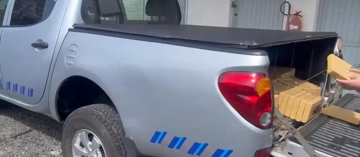 Drogas e eletrônicos são apreendidos em caminhonete falsa da Receita em Guarapuava