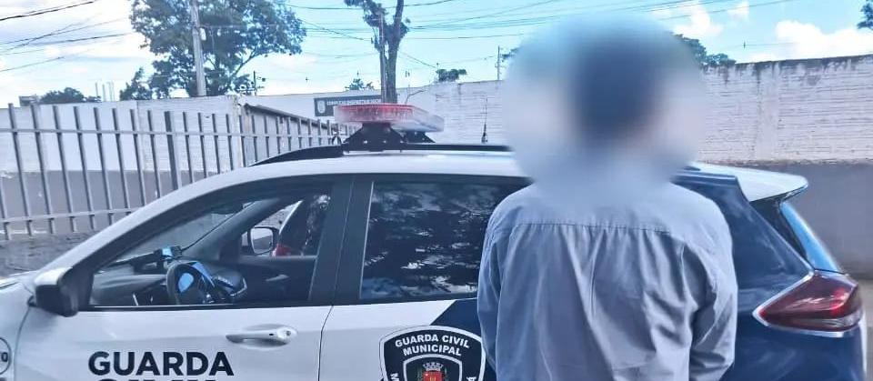 Homem é preso por injúria racial após ofender trabalhador durante remoção de veículo no centro de Maringá