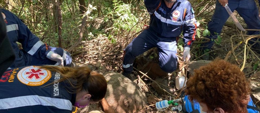 Motociclista cai em ribanceira e fica dois dias inconsciente até conseguir pedir socorro