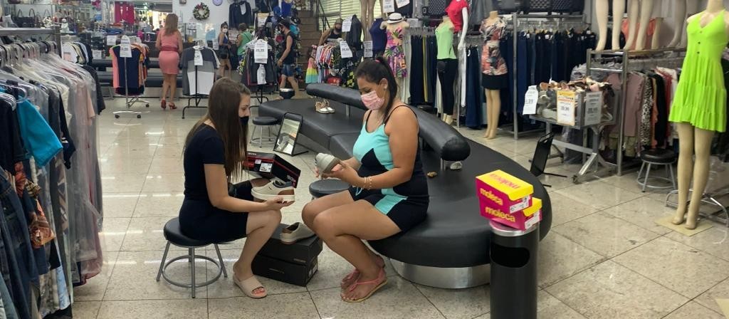 Troca de presentes movimenta o comércio de rua em Maringá