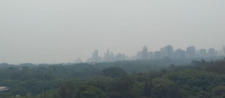 Céu de Maringá é coberto por 'fumaça' e chama atenção 