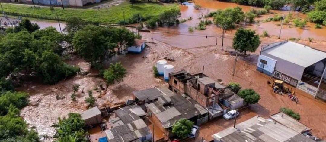 Barragem de represa transborda e alaga centenas de casas em Bandeirantes