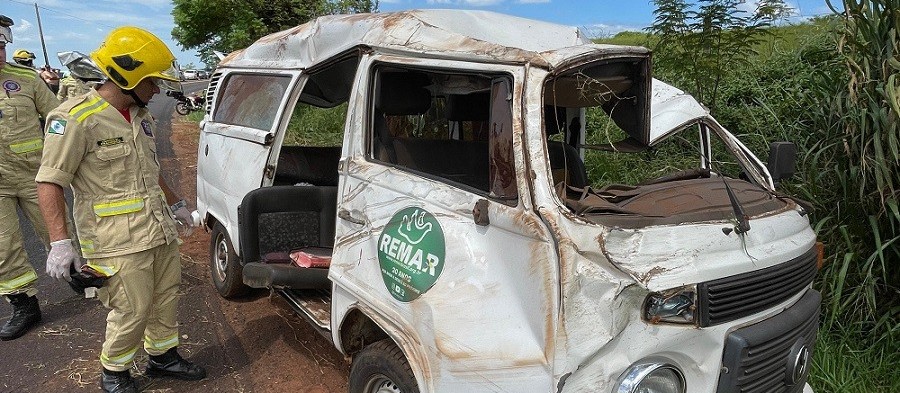 Grave acidente em rodovia da região deixa um morto e outros sete feridos