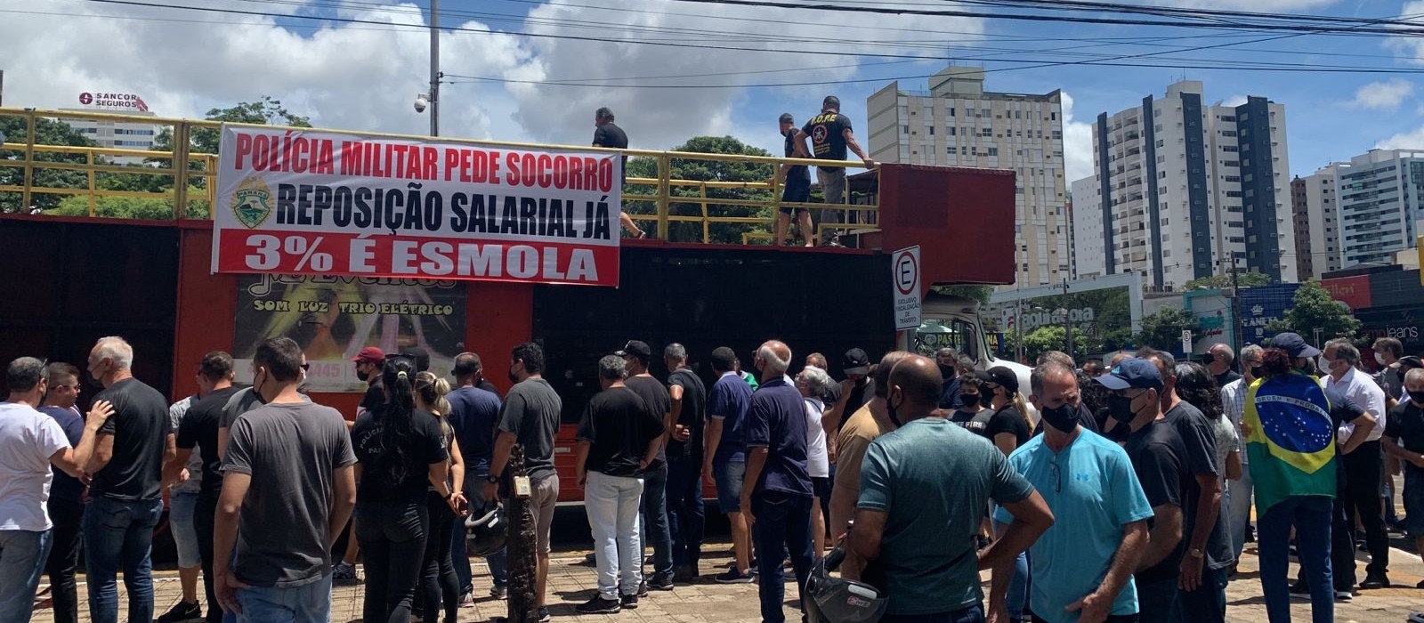 Policiais pedem reposição de perdas salariais em manifestação no centro de Maringá