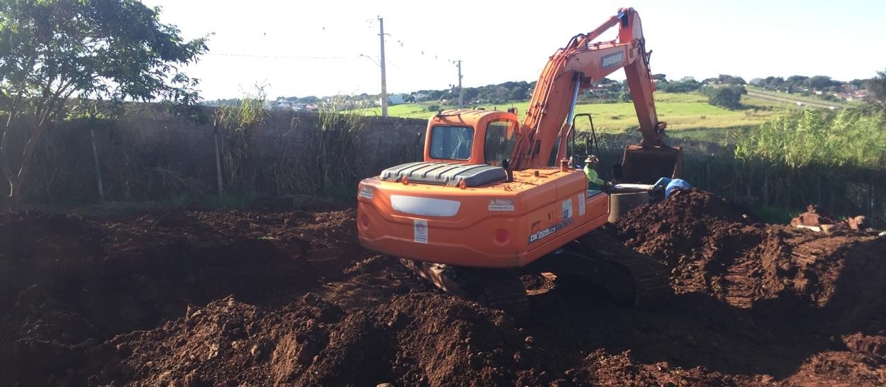 Uma piscina está sendo construída para 600 carpas