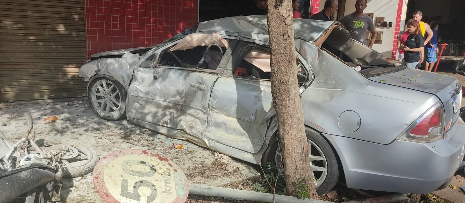 Carro bate em quatro veiculos parados e uma moto pega fogo