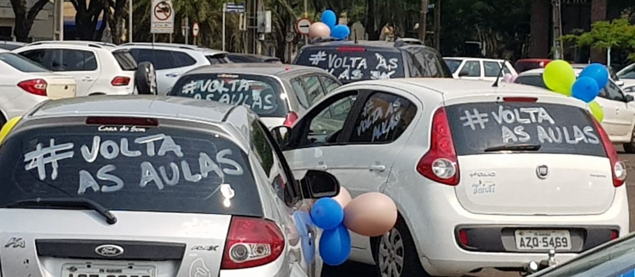 Carreata pede volta às aulas em Maringá