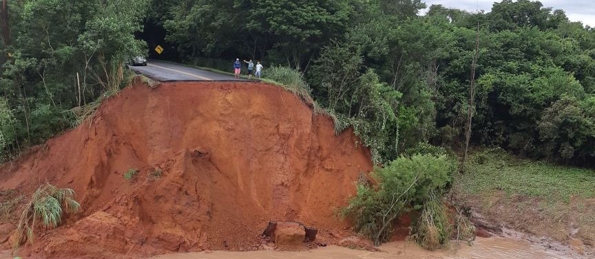 Veículo cai em cratera aberta após enxurrada levar ponte na PR-082